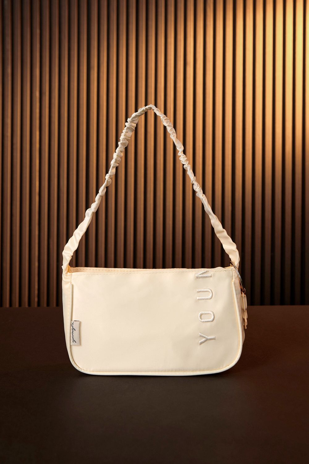 Young LA W607 - Curve Shoulder Bag Cream Canada | GSXI-06358