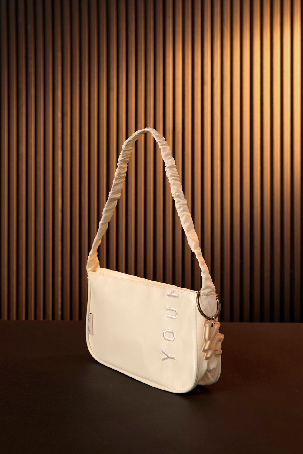 Young LA W607 - Curve Shoulder Bag Cream Canada | GSXI-06358