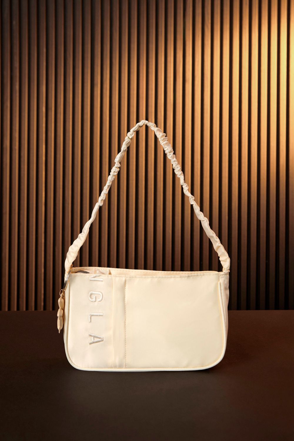 Young LA W607 - Curve Shoulder Bag Cream Canada | GSXI-06358